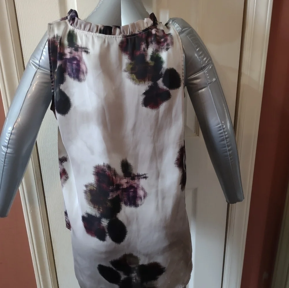 a.n.a. Silky Sleeveless Blouse Size Large Floral Print - Picture 2 of 8